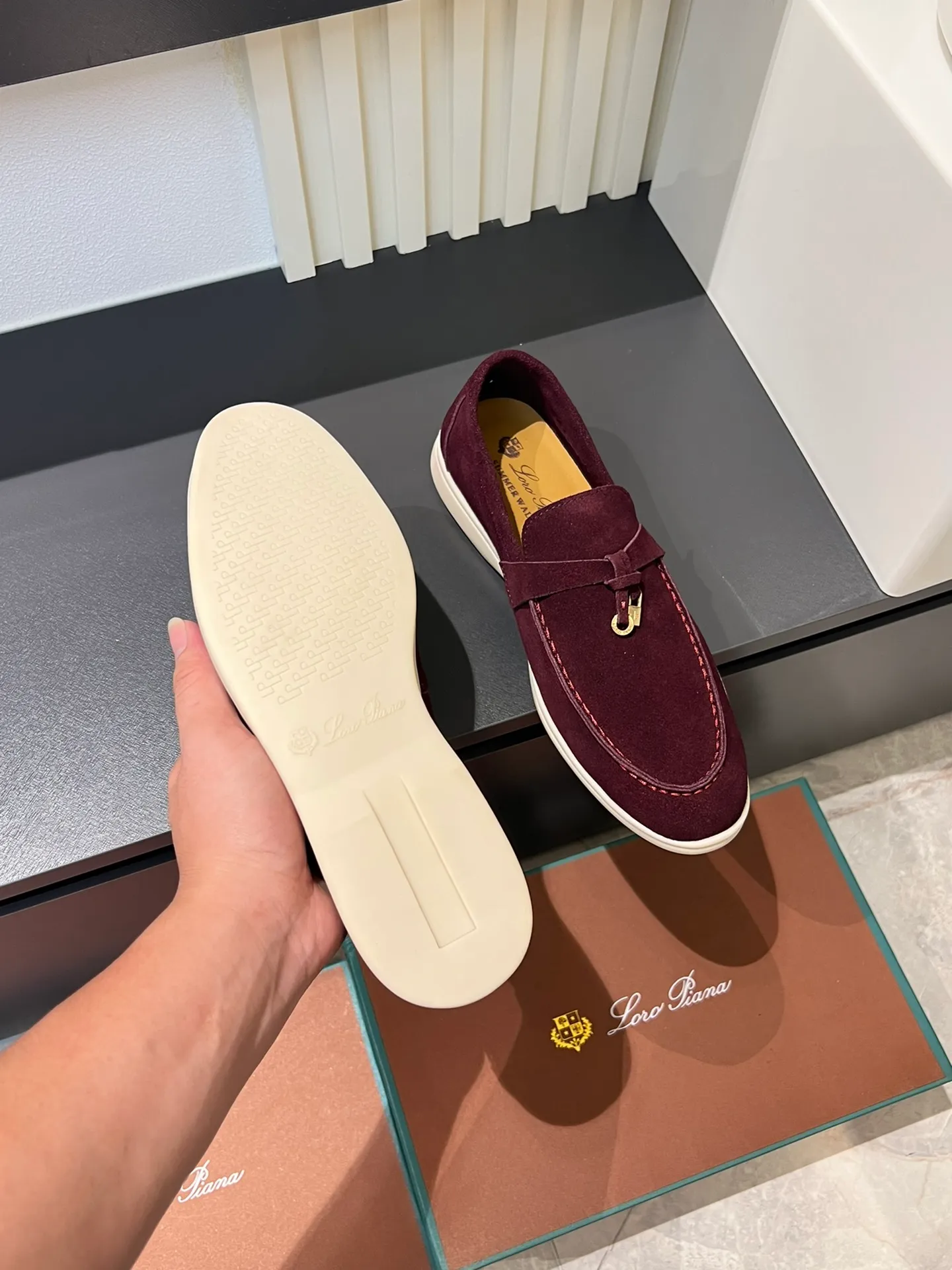 Men's shoes 💰p360 "Loro men's shoes 💰pian'*" Classic L men's shoes for couples 💰p Top version British flat loafers, a must-have item in old money style, the minimalist design is eye-catching and durable, a plus point for dressing The soft foot feel and texture are outstanding. They don’t scratch your feet and are very nice. They are matched with soft and waxy soles. They can be worn daily for a long time without getting tired. They are easy to wear, versatile and classic items, with perfect foot feel and texture! Imported cashmere fabric, the lining is made of imported A-grade water-dyed cow lining, the top version of the genuine leather midsole is sewn with pure handmade mark thread! Size: Female 35-40 (34. Customized) Male 38-44 (45.46. Customized)